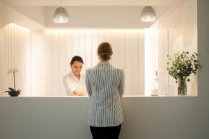 personne-dos-comptoir-reception-lumiere