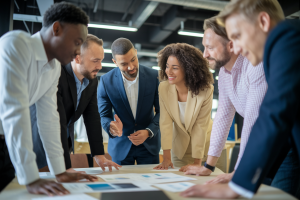 groupe-professionnels-reunion-bureau