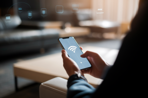 personne-smartphone-interieur-moderne-appareils-connectes