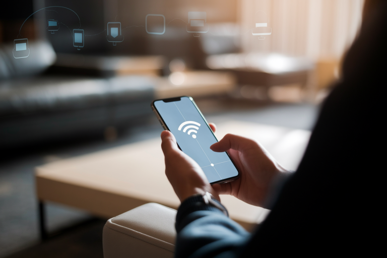 personne-smartphone-interieur-moderne-appareils-connectes