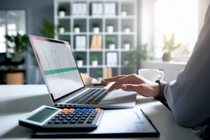 personne-bureau-moderne-portable-tableur