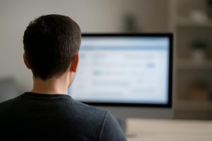 ecran-ordinateur-interface-personne-minimaliste