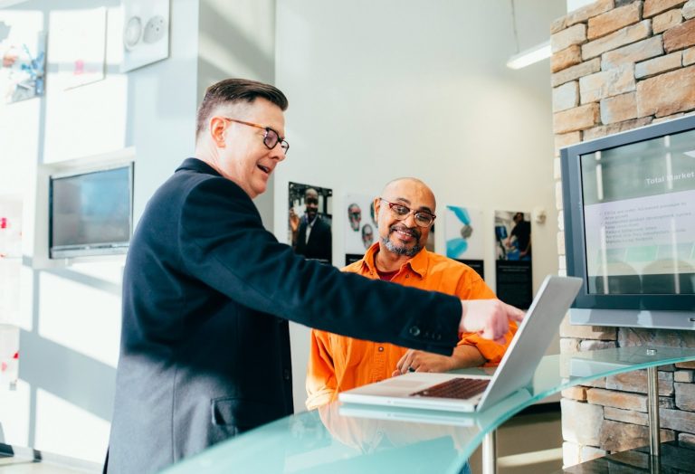 Prospection B2B : pourquoi les PME qui externalisent accélèrent plus vite que celles qui recrutent