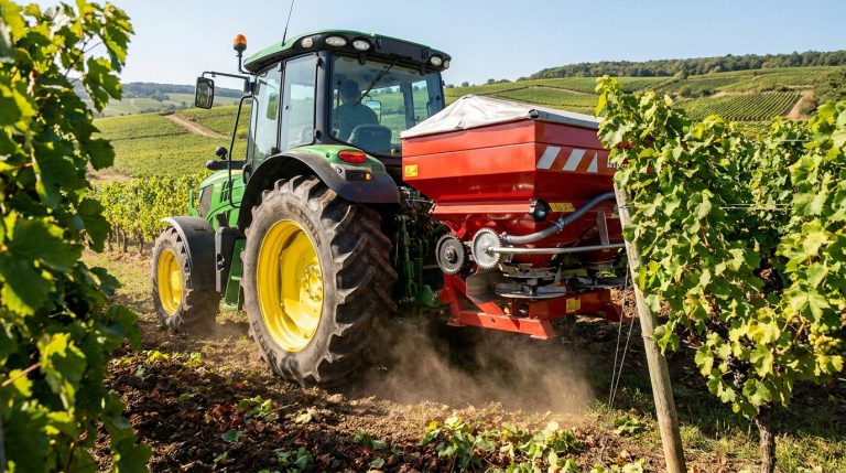Choisir et utiliser un semoir engrais pour la vigne : guide pratique pour une fertilisation viticole performante